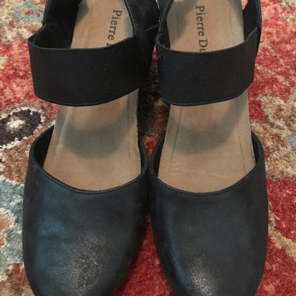 Pierre Dumas Black wedges